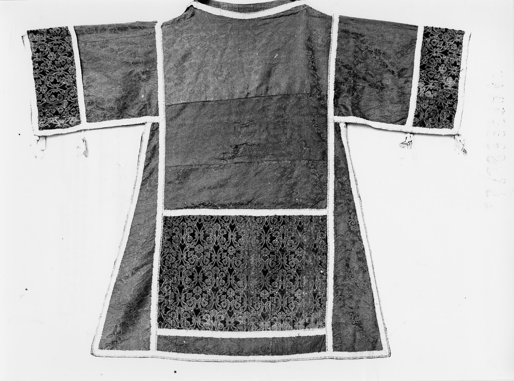 pianeta, n. 2 tunicelle, stola, n. 2 manipoli (paramento liturgico, insieme) - manifattura spagnola, manifattura napoletana (secc. XVI/ XVII)