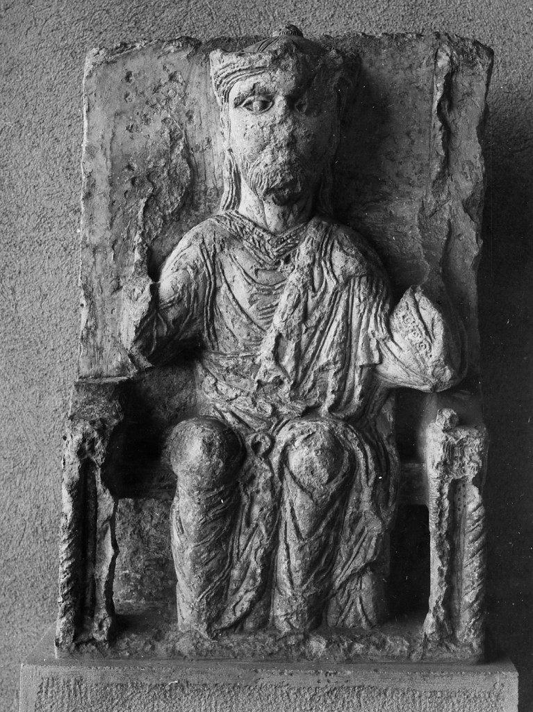 figura maschile in trono (rilievo, frammento) - ambito abruzzese (sec. XI)