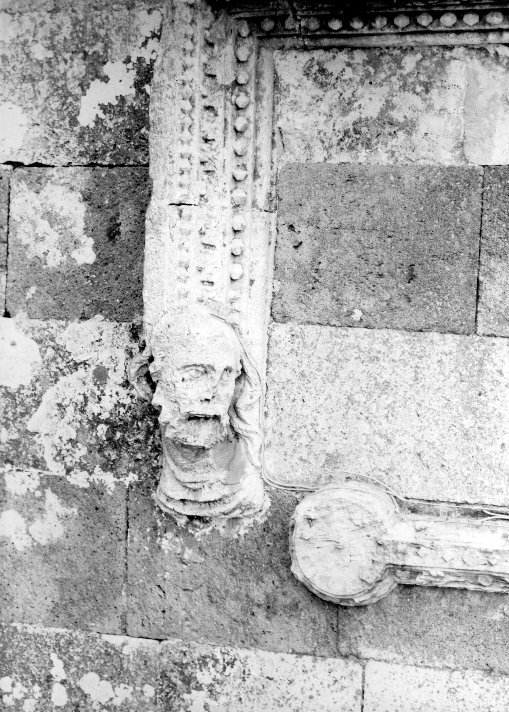 testa umana (decorazione, opera isolata) - ambito Italia centrale (sec. XV)