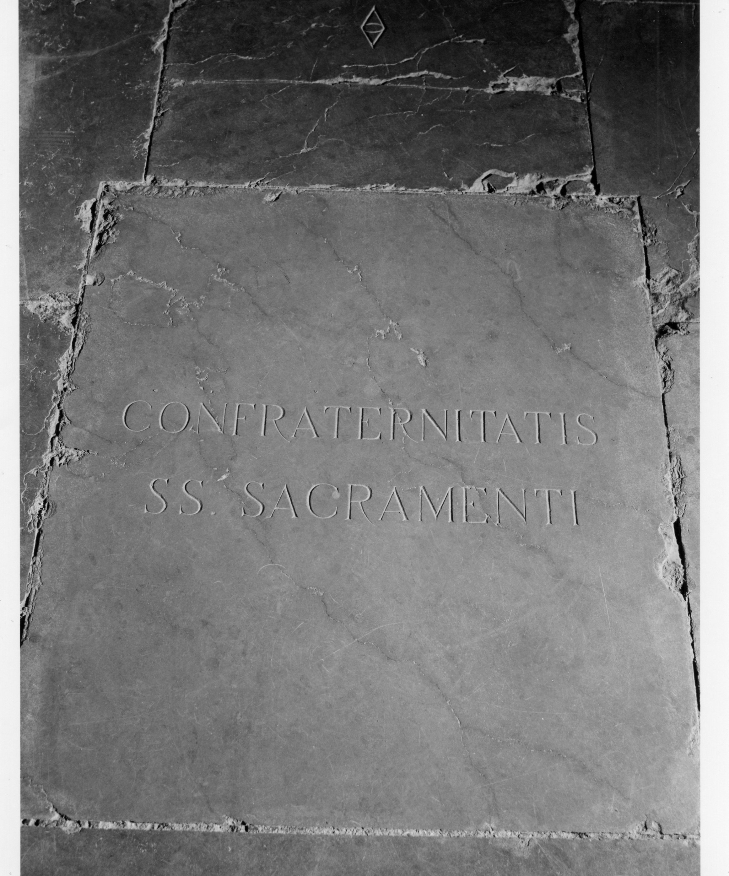 lapide tombale, opera isolata - ambito orvietano (sec. XX)