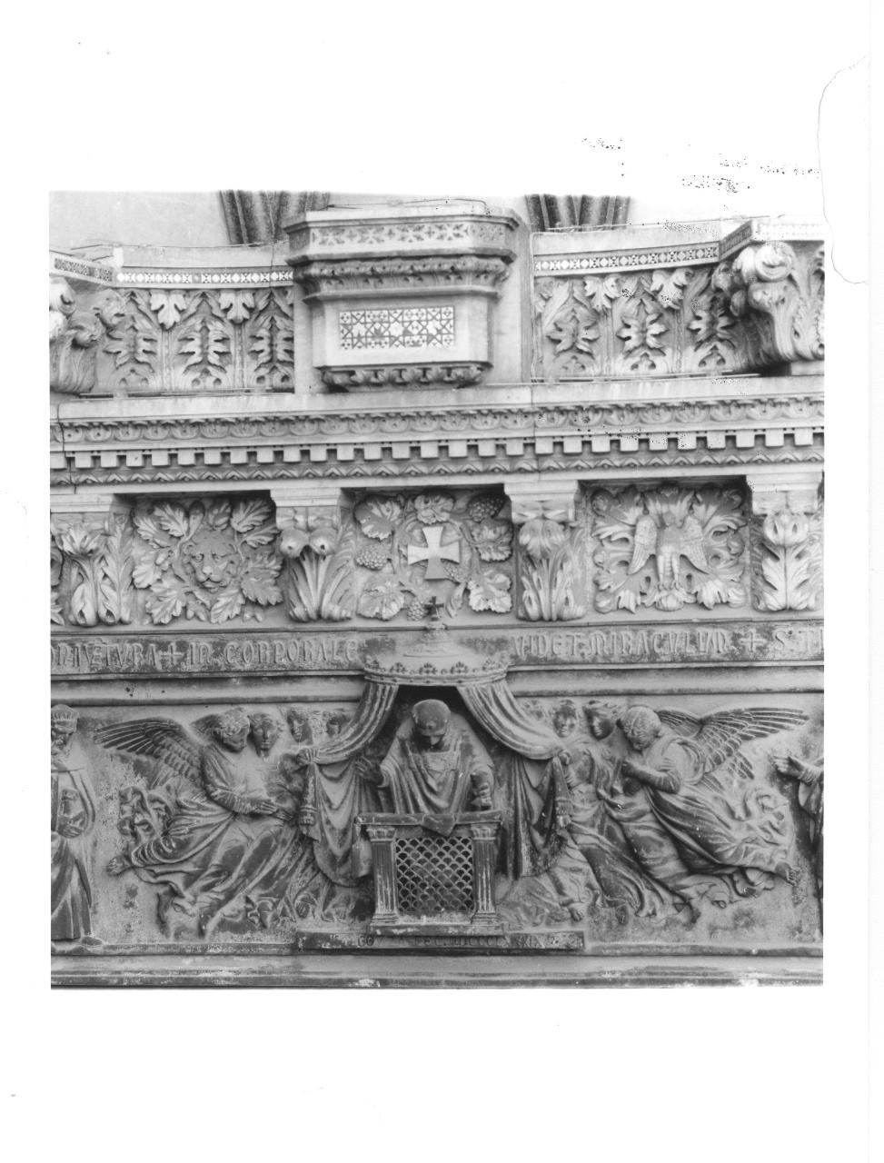 Simboli dei quattro evangelisti (architrave - bassorilievo e altorilievo, elemento d'insieme) - bottega Italia centrale (sec. XIX)