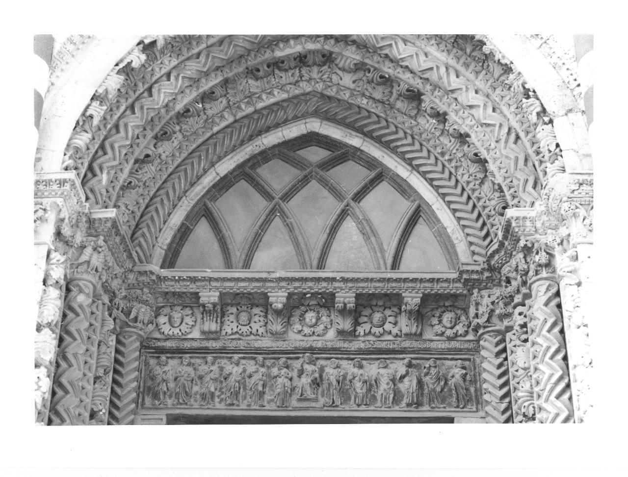 Cristo con i dodici apostoli (architrave di portale - bassorilievo, elemento d'insieme) di Maestro Rosso (attribuito) (ultimo quarto sec. XIII)