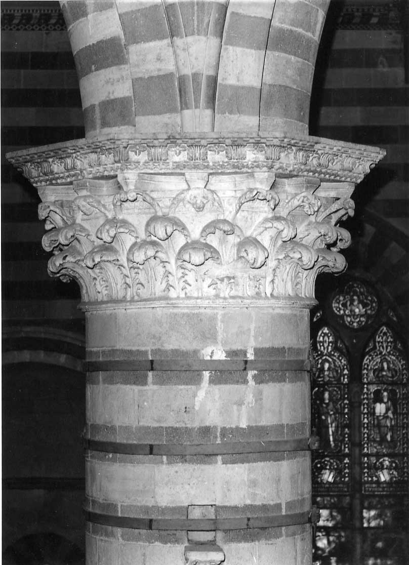 motivi decorativi a foglie d'acanto (capitello, serie) di Ramo di Paganello (attribuito) (sec. XIV)