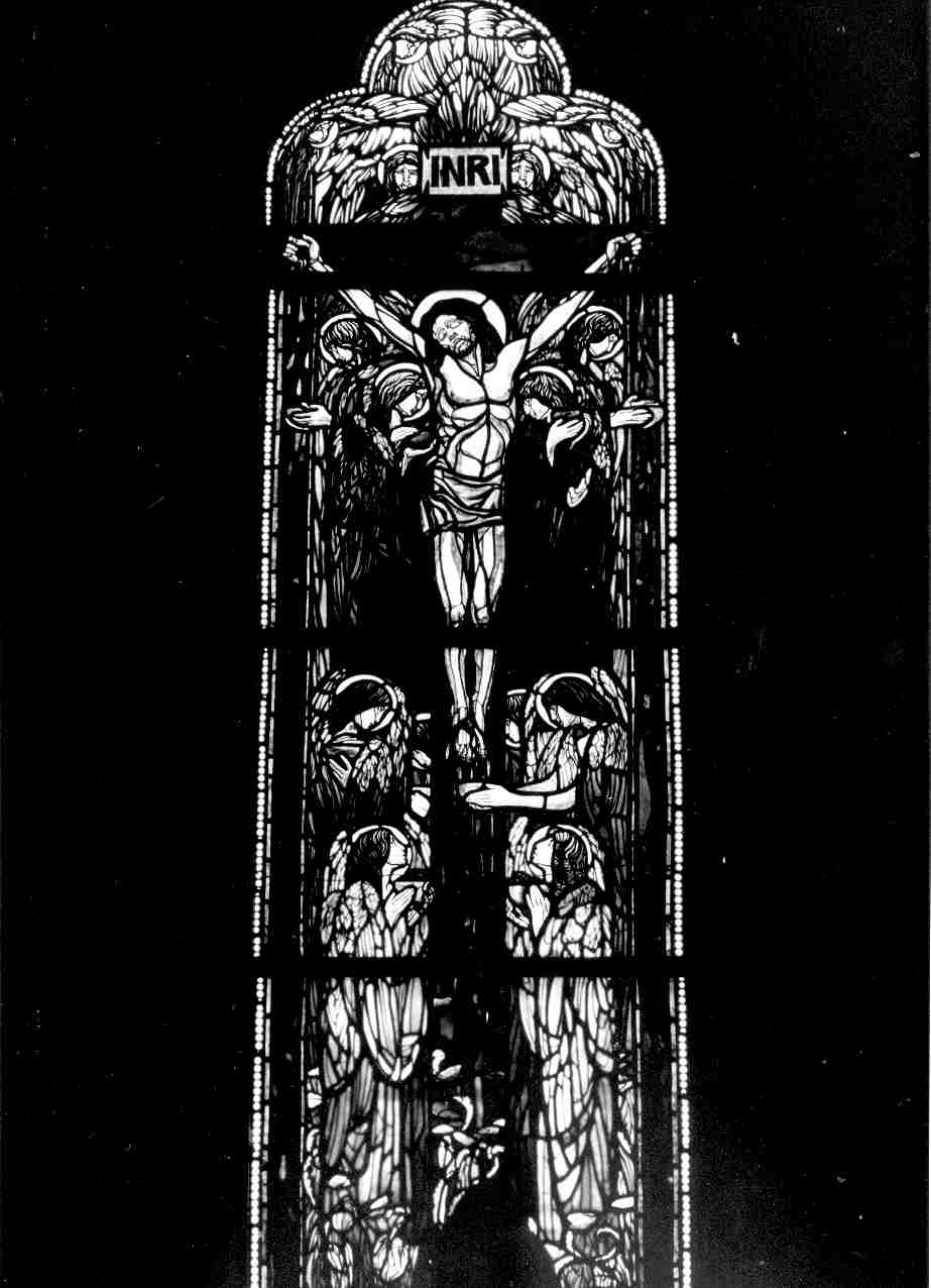 Crocifissione con angeli che raccolgono il sangue di Cristo (vetrata, opera isolata) di Cambellotti Duilio, Picchiarini Cesare (sec. XX)