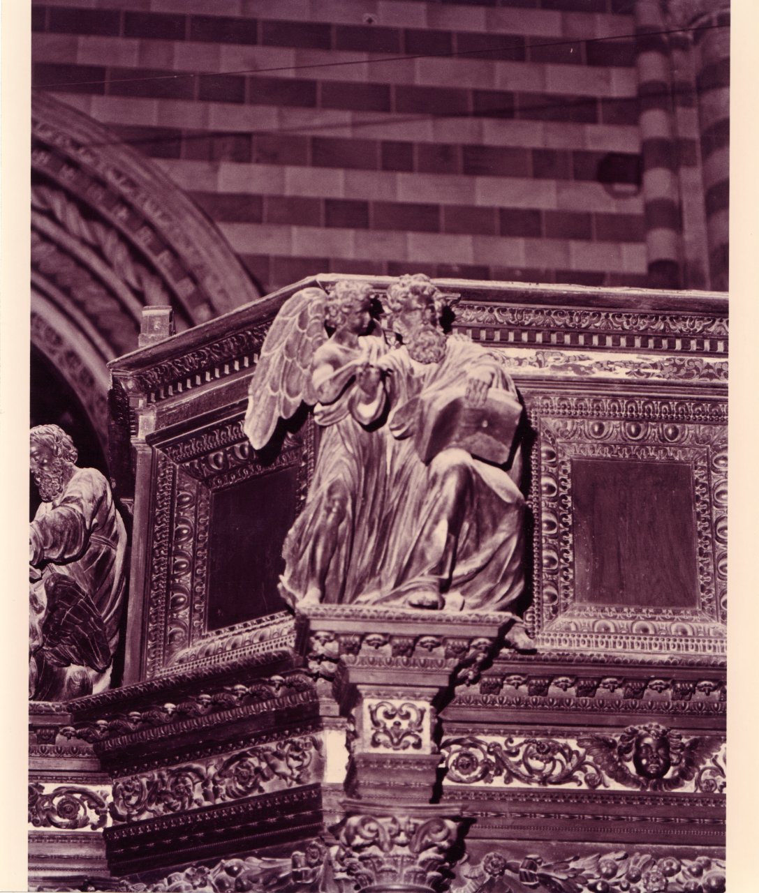 l'Evangelista Matteo con l'angelo, simbolo di San Matteo: angelo (gruppo scultoreo) di Mercanti Gabriele (attribuito) (prima metà sec. XVII)