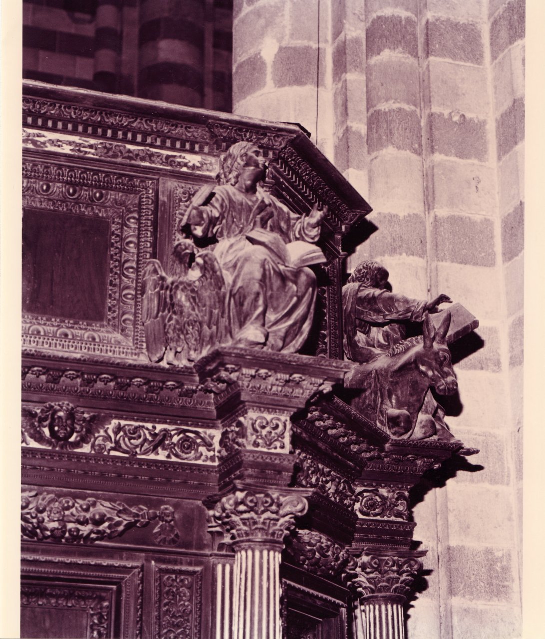 l'Evangelista Giovanni con l'aquila, simbolo di San Giovanni Evangelista: aquila (gruppo scultoreo) di Mercanti Gabriele (attribuito) (prima metà sec. XVII)