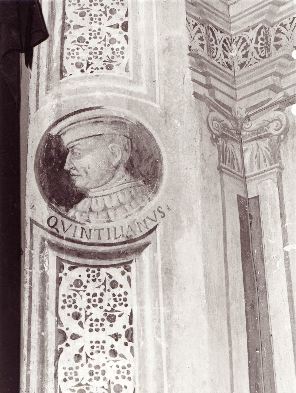 Quintiliano, ritratto di filosofo (dipinto murale, opera isolata) di Signorelli Luca (bottega) (fine/ inizio sec. XVI)