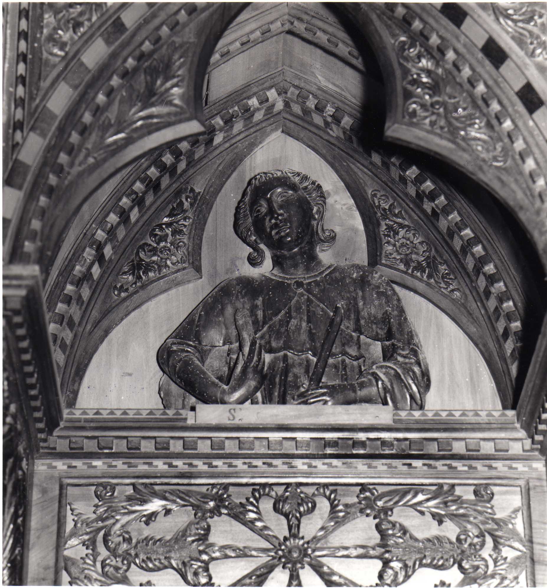 Figura maschile (Santo?) (scultura - altorilievo, complesso decorativo) - ambito dell'Italia centrale (metà XIV)