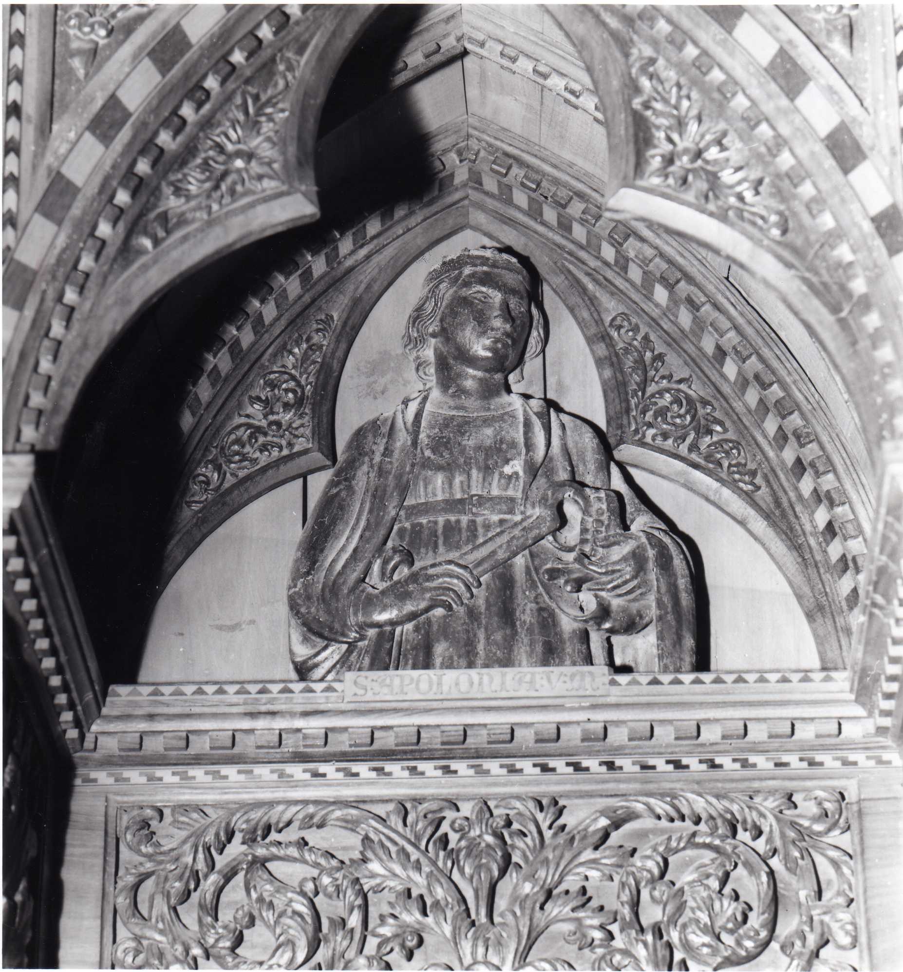 Santa Apollonia Vergine e Martire (scultura - altorilievo, complesso decorativo) - ambito dell'Italia centrale (metà XIV)