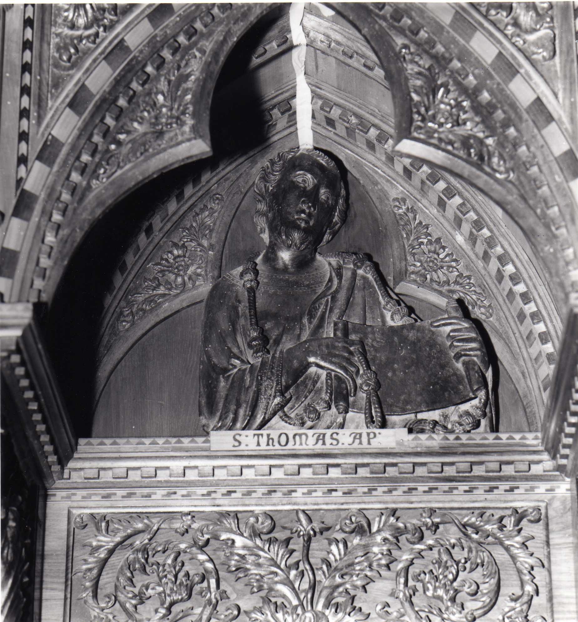 San Tommaso Apostolo, Santo (scultura - altorilievo, complesso decorativo) - ambito dell'Italia centrale (metà XIV)