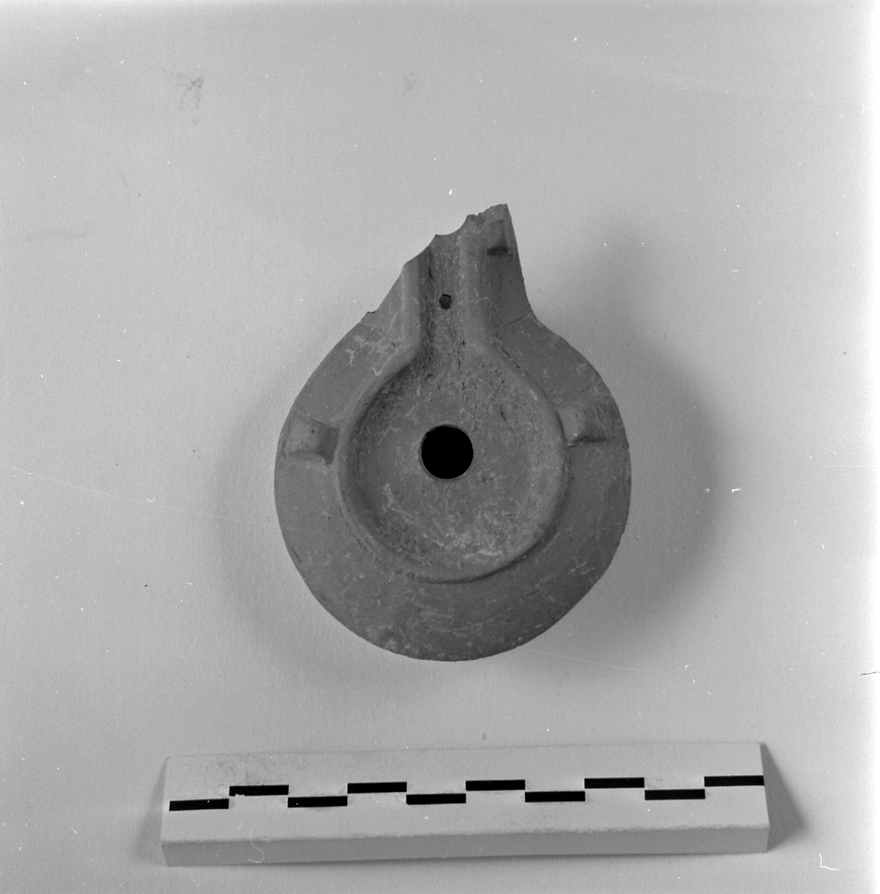 lucerna, Buchi Xb (secc. II - III d.C)