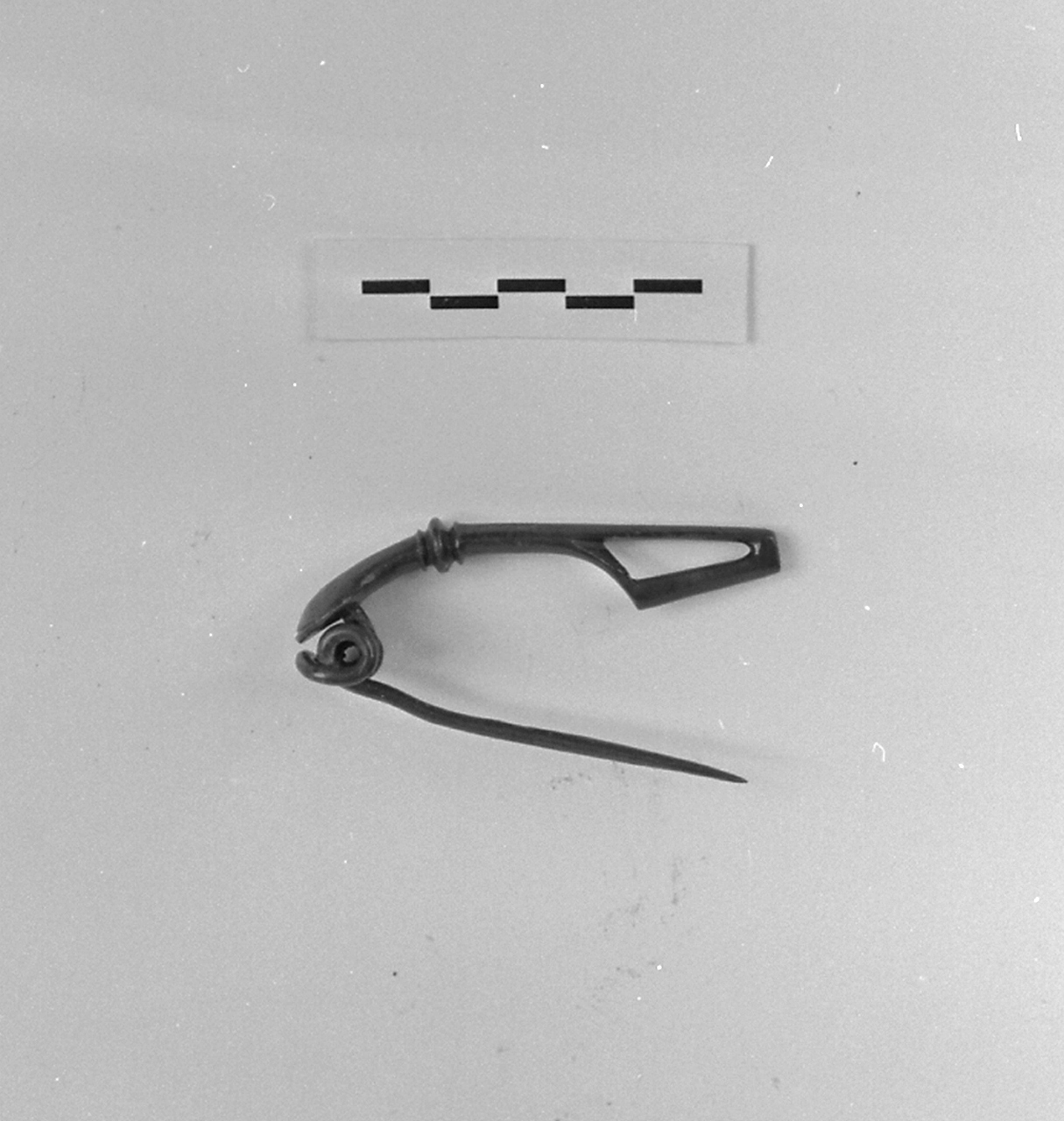 fibula, Feugere 7b (metà/ fine sec. I a.C)