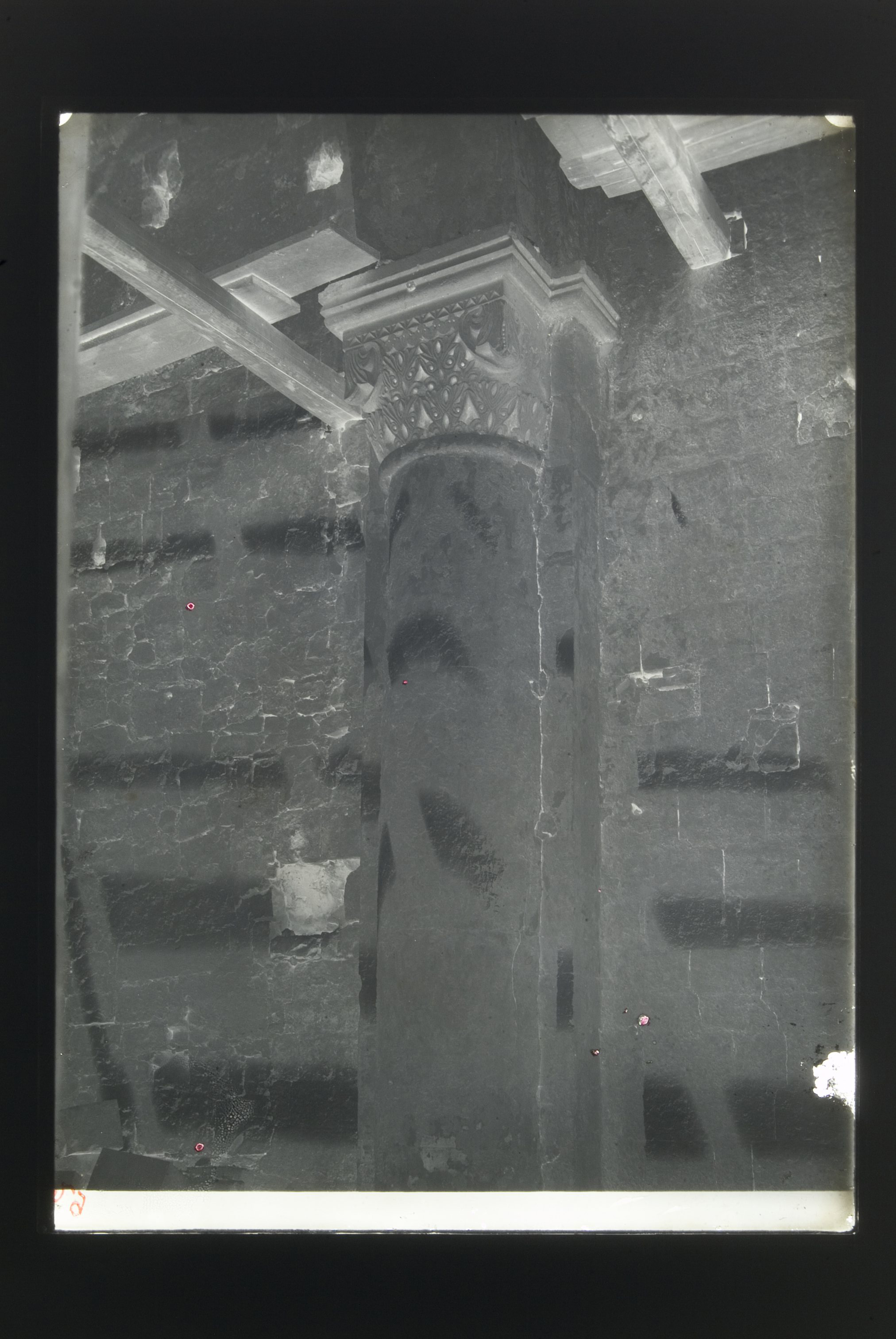 Conversano (BA), Cattedrale: particolare di colonna e semicapitello (negativo) di Russo, Casimiro Angelo (secondo quarto XX)