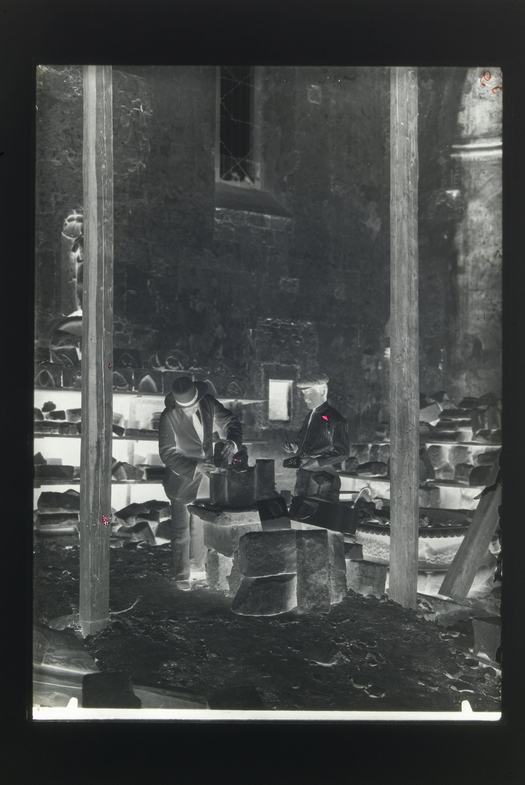 Conversano (BA), Cattedrale: durante i lavori di restauro. Personale della Regia Soprintendenza a lavoro (negativo) di Russo, Casimiro Angelo (secondo quarto XX)