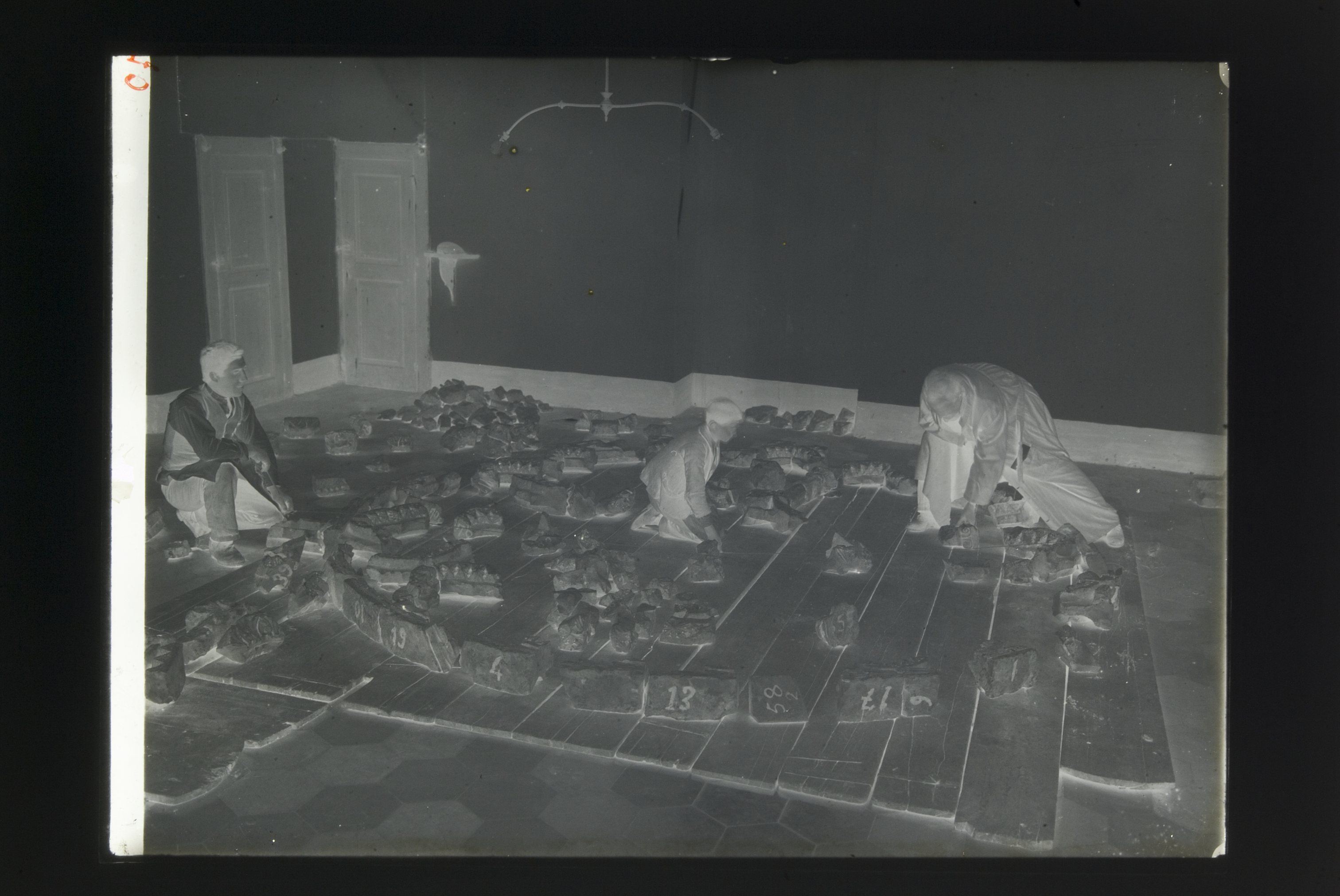 Conversano (BA), Cattedrale: durante i lavori di restauro. Personale della Regia Soprintendenza al lavoro (negativo) di Russo, Casimiro Angelo (secondo quarto XX)