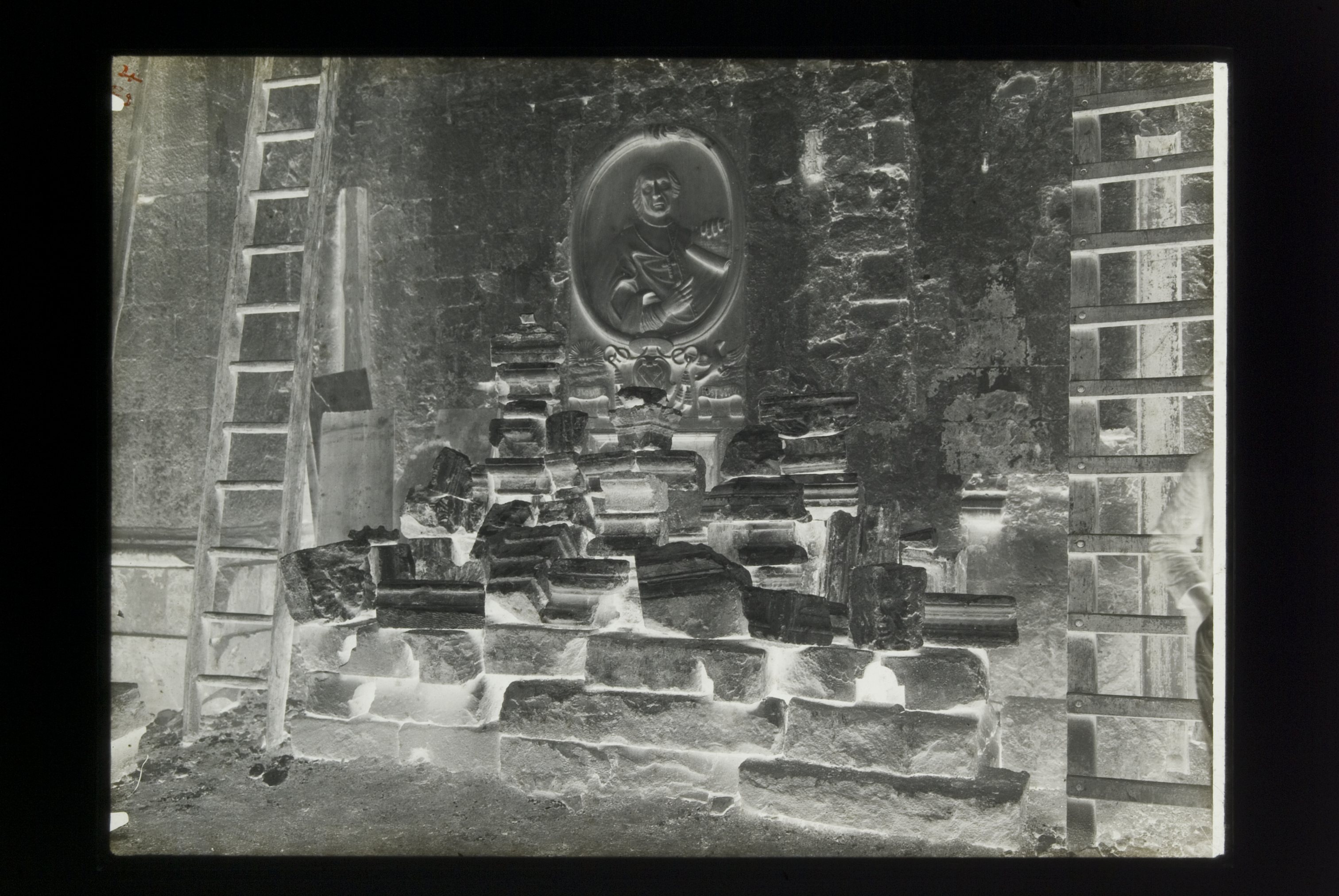 Conversano (BA), Cattedrale: durante i lavori di restauro (negativo) di Russo, Casimiro Angelo (secondo quarto XX)
