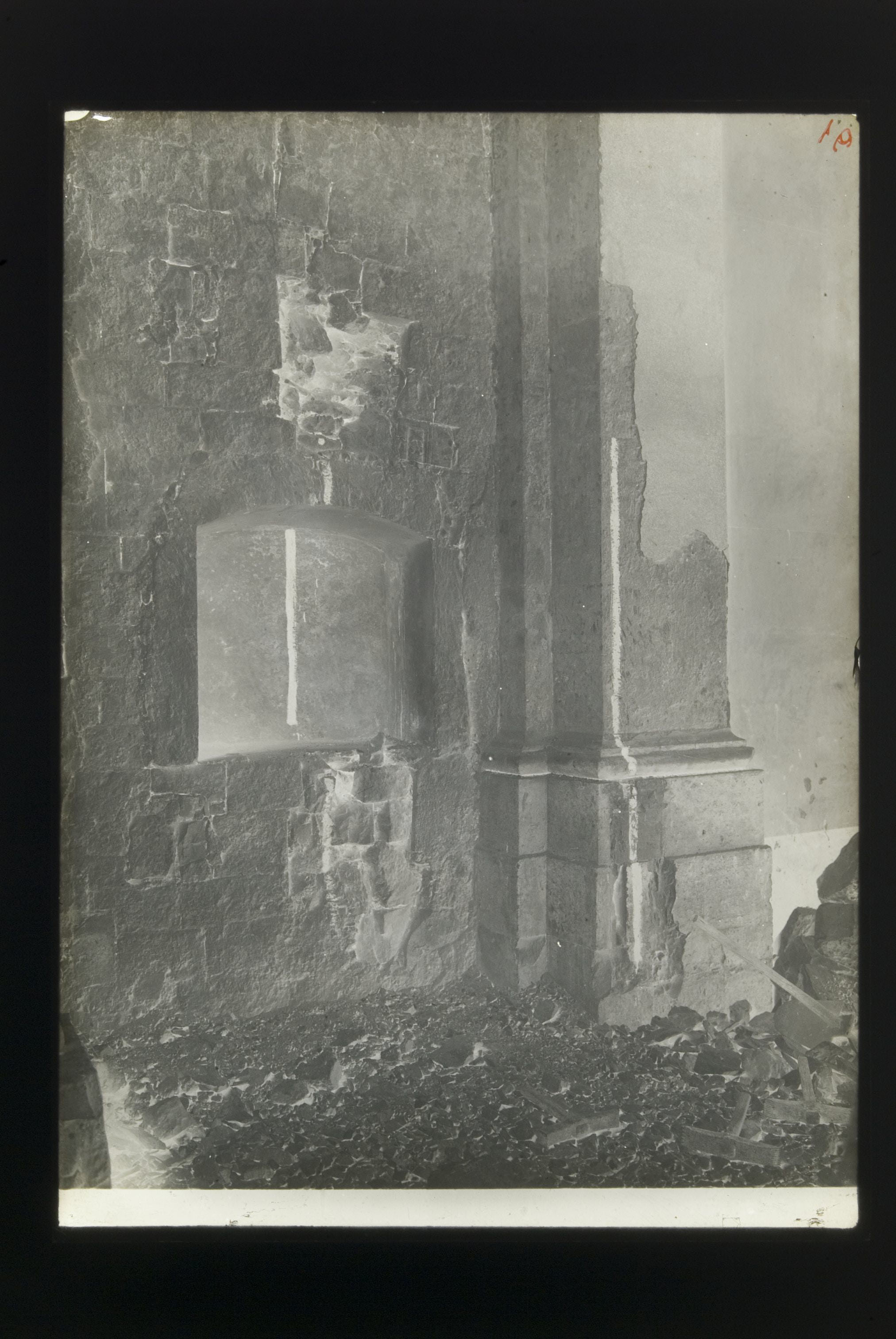 Conversano (BA), Cattedrale: durante i lavori di restauro. Angolo a ridosso della facciata verso la navata minore del Jaconio (?). Primo saggio (negativo) di Russo, Casimiro Angelo (secondo quarto XX)