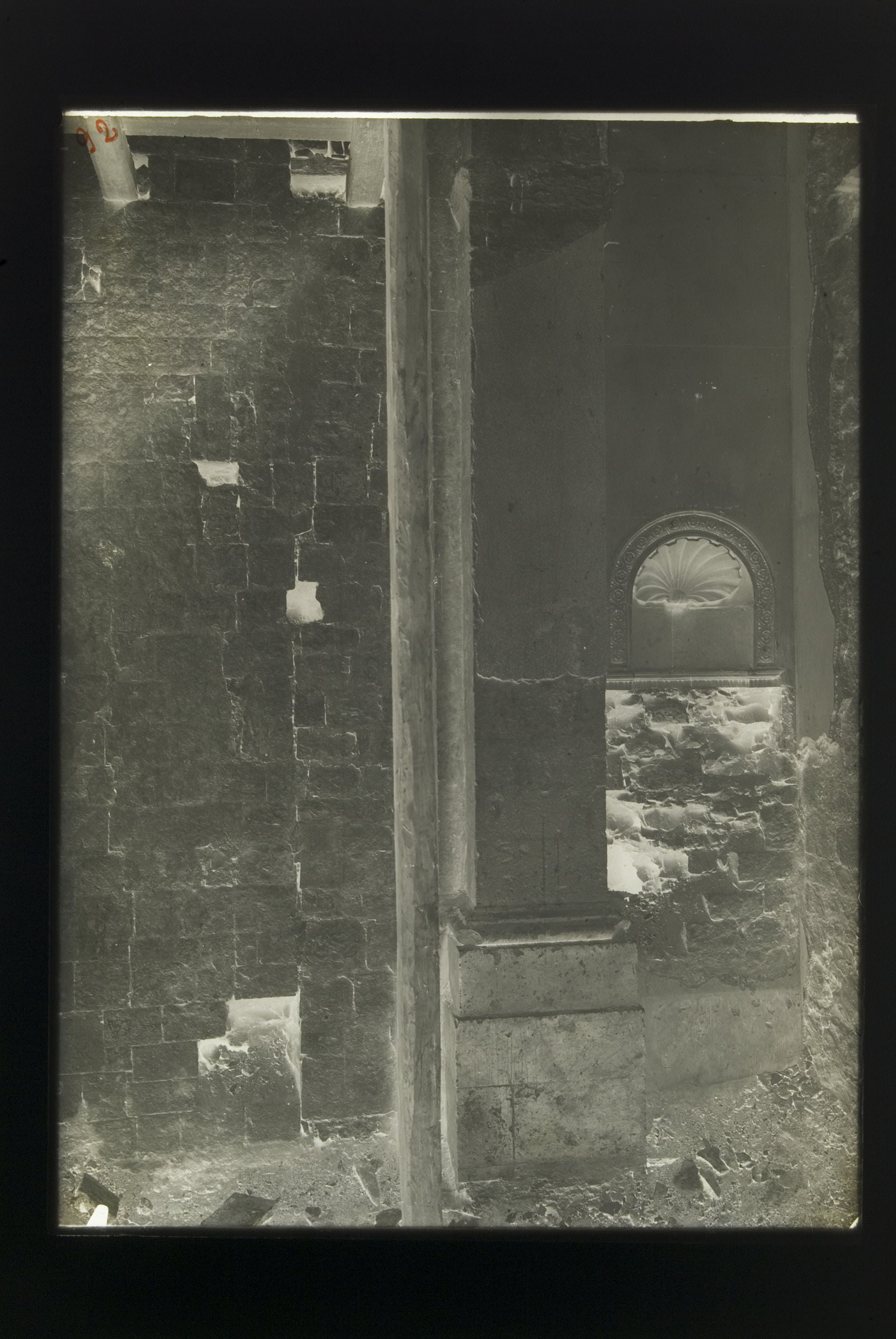 Conversano (BA), Cattedrale: durante i lavori di restauro. Angolo a ridosso della facciata verso la navata minore del Diacono (?) (negativo) di Russo, Casimiro Angelo (secondo quarto XX)