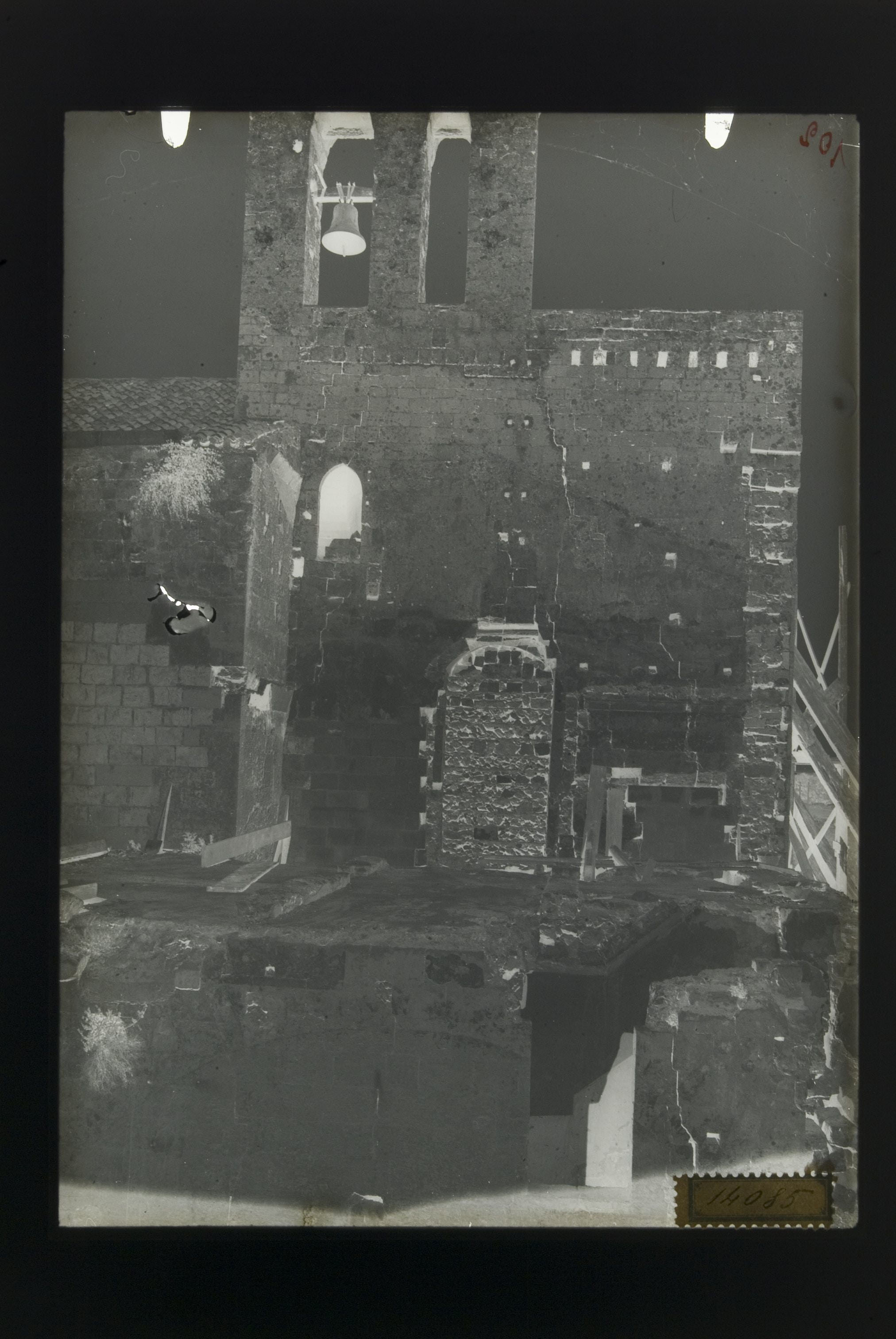 Brindisi, chiesa di Santa Maria del Casale: veduta del muro absidale a sud, sotto il campanile prima del restauro (negativo) di Villani (secondo quarto XX)