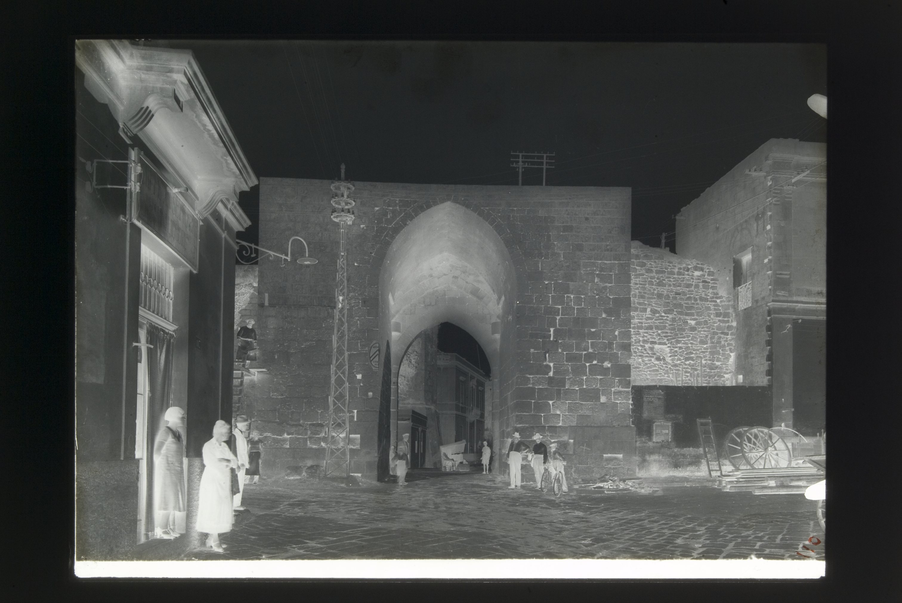 Brindisi, Porta Mesagne dopo il restauro (negativo) di Villani (secondo quarto XX)