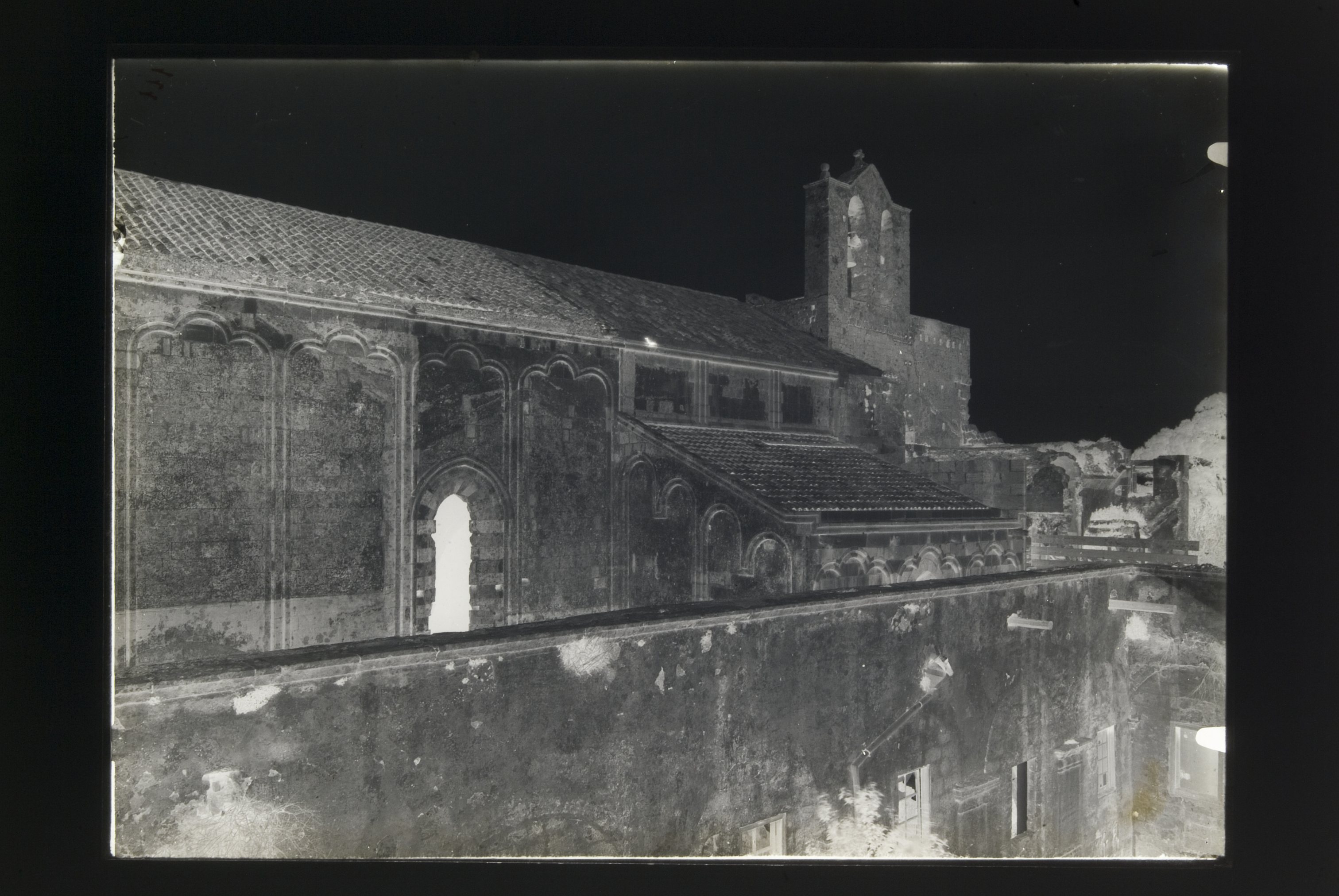 Brindisi, chiesa di Santa Maria del Casale: fianco sud durante i lavori di restauro (negativo) di Villani (secondo quarto XX)