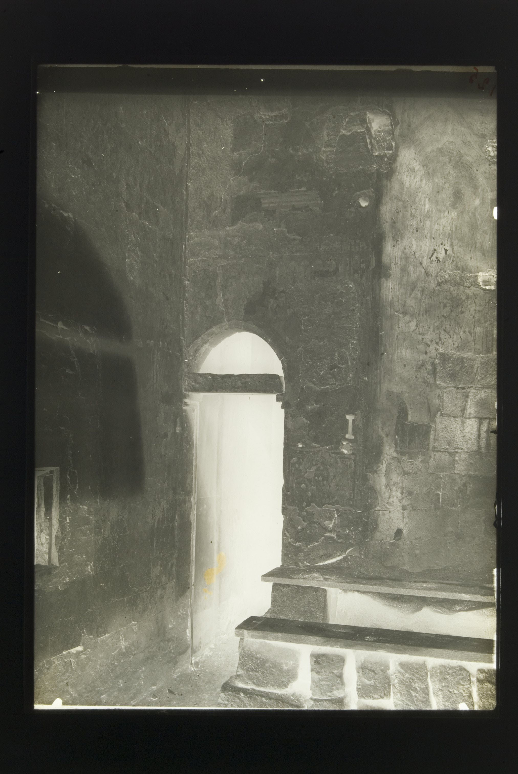 Conversano (BA), Cattedrale: porta di accesso al ripostiglio dietro l'abside del Jaconio (negativo) di Russo, Casimiro Angelo (secondo quarto XX)