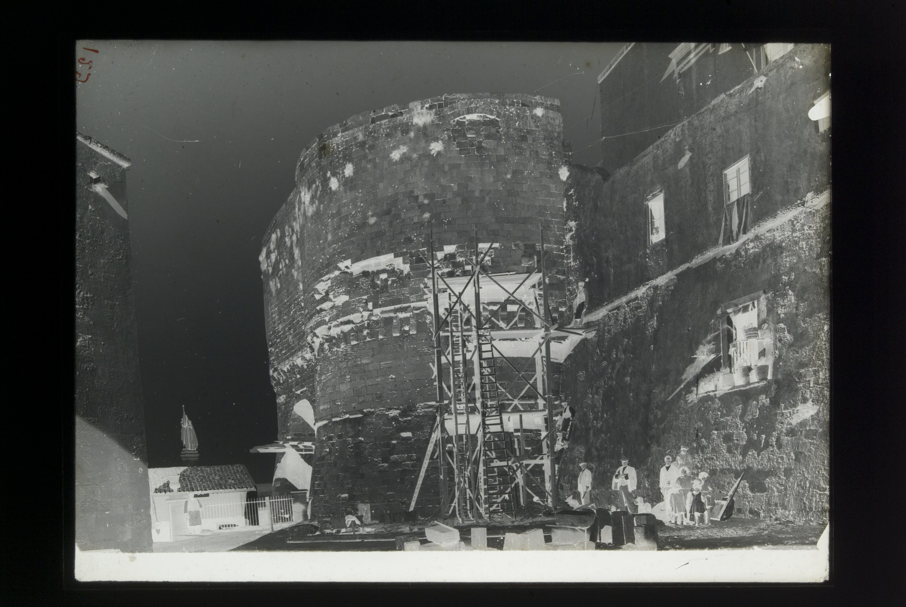 Otranto (LE), Porta Alfonsina e torre, durante il restauro del 1932 (negativo) di Regia Soprintendenza (secondo quarto XX)