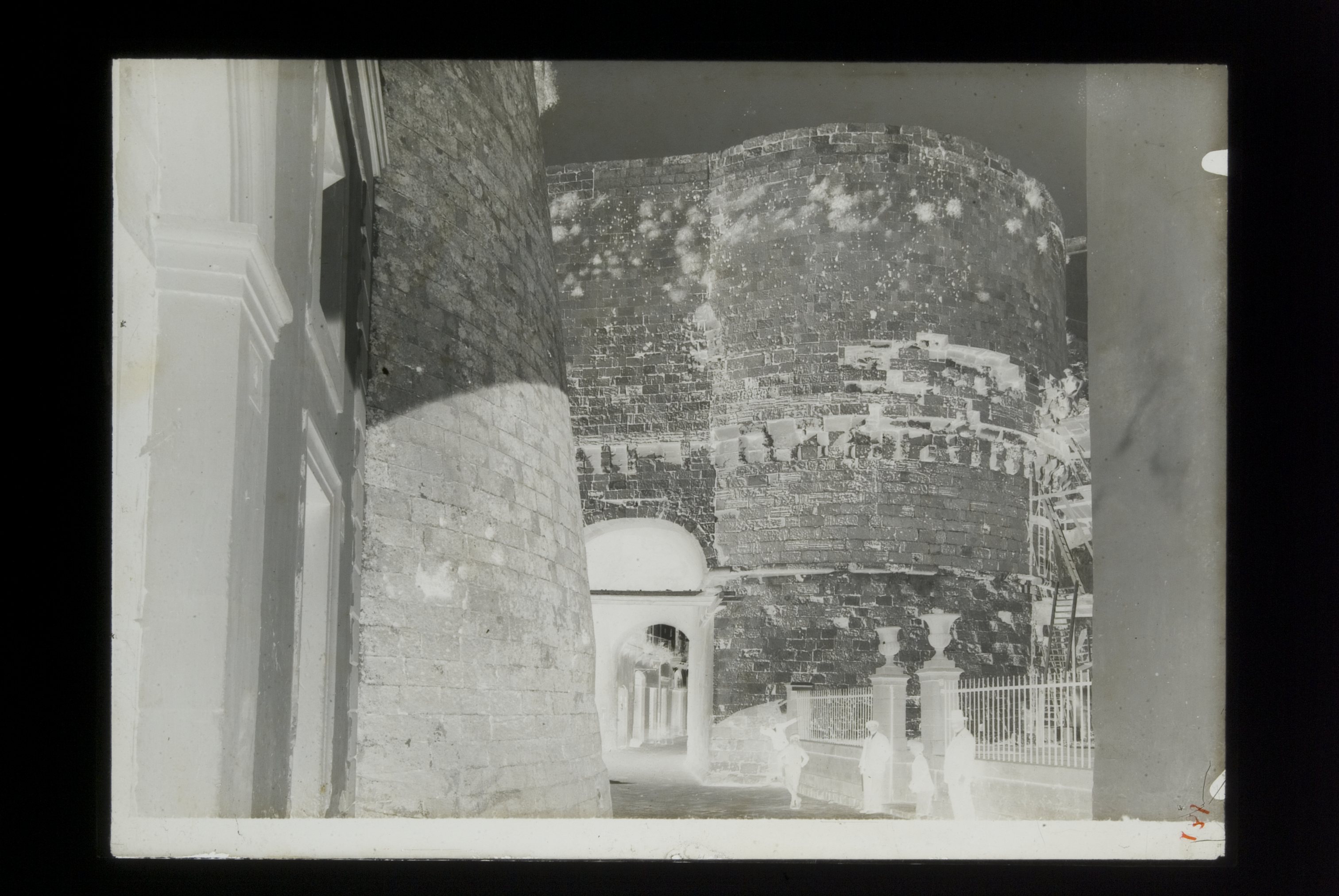 Otranto (LE), Porta Alfonsina e torre, prima del restauro del 1932 (negativo) di Regia Soprintendenza (secondo quarto XX)