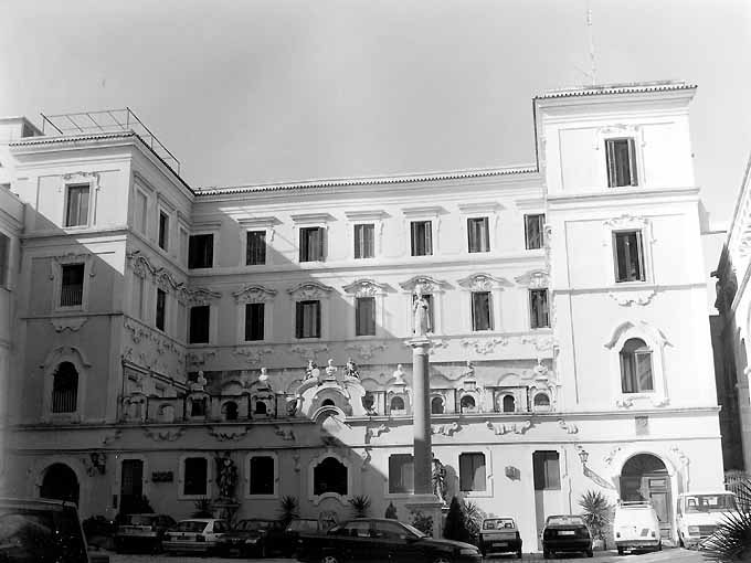 Palazzo Arcivescovile (palazzo, seminario) - Bari (BA)  <br>Condizioni d'uso: <a class='link-esterno' href='https://docs.italia.it/italia/icdp/icdp-pnd-circolazione-riuso-docs/it/v1.0-giugno-2022/testo-etichetta-BCS.html' target='_bcs'>Beni Culturali Standard (BCS)</a>
