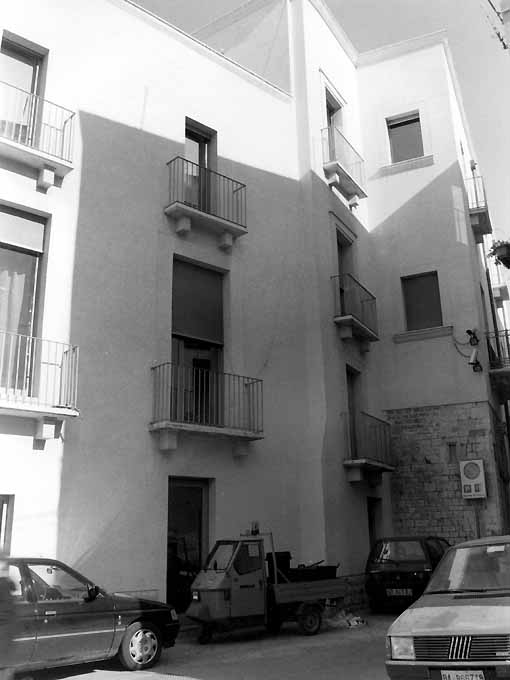 Palazzo Costantino (palazzo, residenziale) - Bari (BA)  <br>Condizioni d'uso: <a class='link-esterno' href='https://docs.italia.it/italia/icdp/icdp-pnd-circolazione-riuso-docs/it/v1.0-giugno-2022/testo-etichetta-BCS.html' target='_bcs'>Beni Culturali Standard (BCS)</a>
