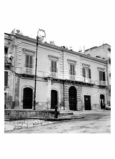 PALAZZO in PIAZZA UMBERTO I (palazzo) - Canosa di Puglia (BT) 