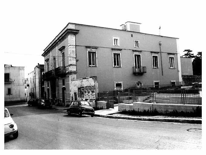 PALAZZO EMILIO DELL'ERBA (palazzo) - Castellana Grotte (BA) 