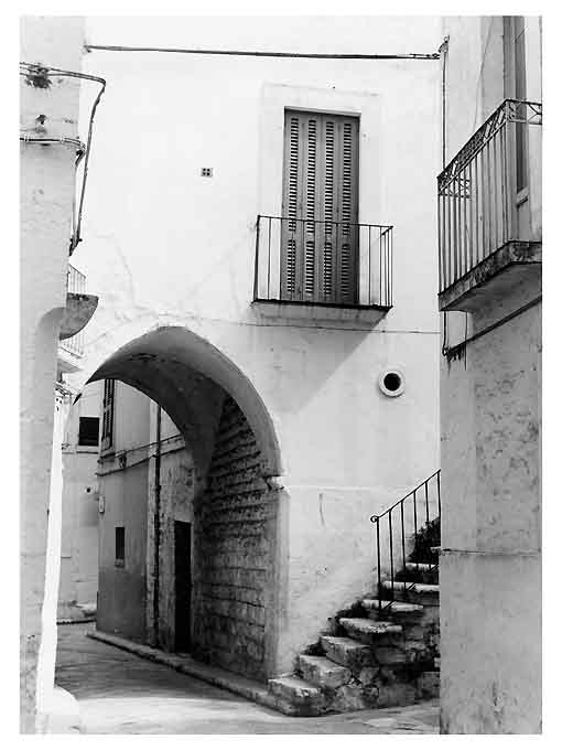 EDIFICIO SULL'ARCO DI VIA MARTUCCI (edificio) - CONVERSANO (BA) 