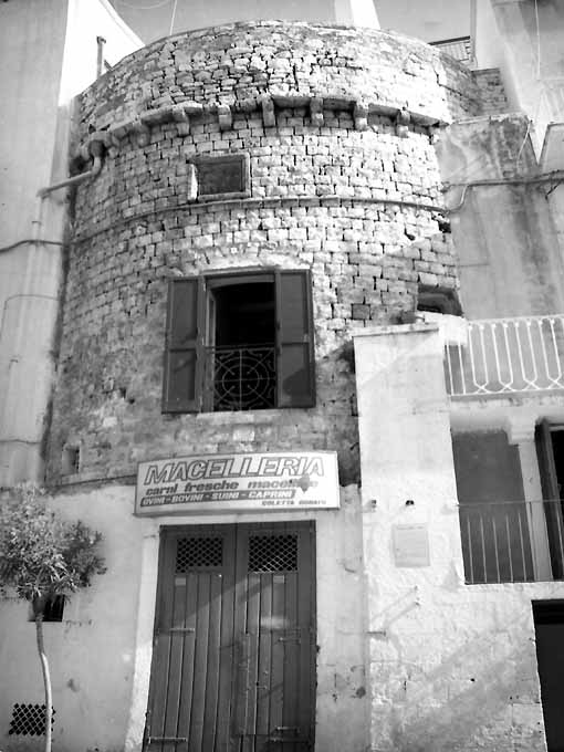 PALAZZO CAPONE-THERAMI, in VIA CAPONE, 21-23 (palazzo e torre, signorile) - CONVERSANO (BA) 