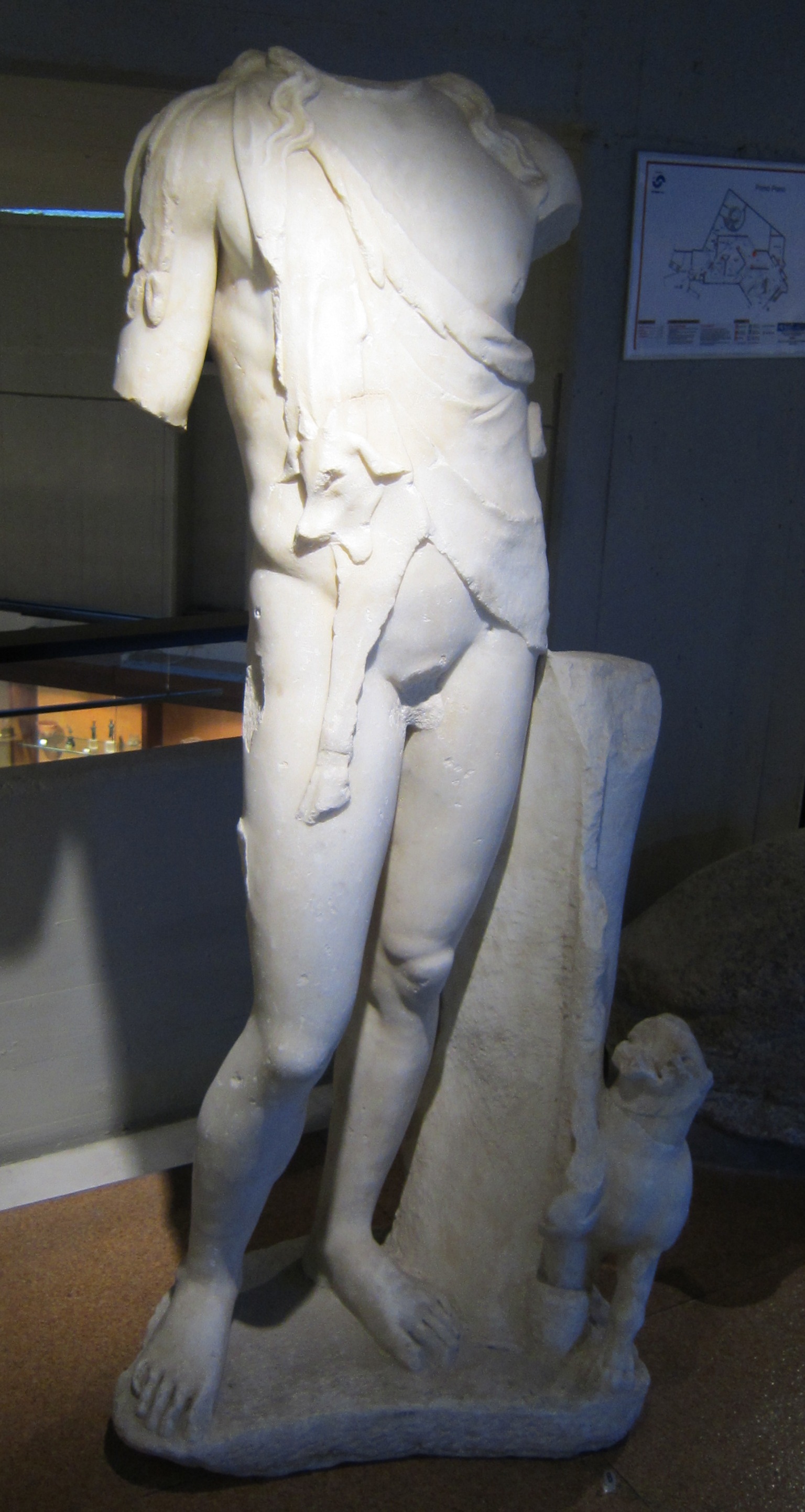Statua. statua ideale. statua di dioniso nudo e con nebride