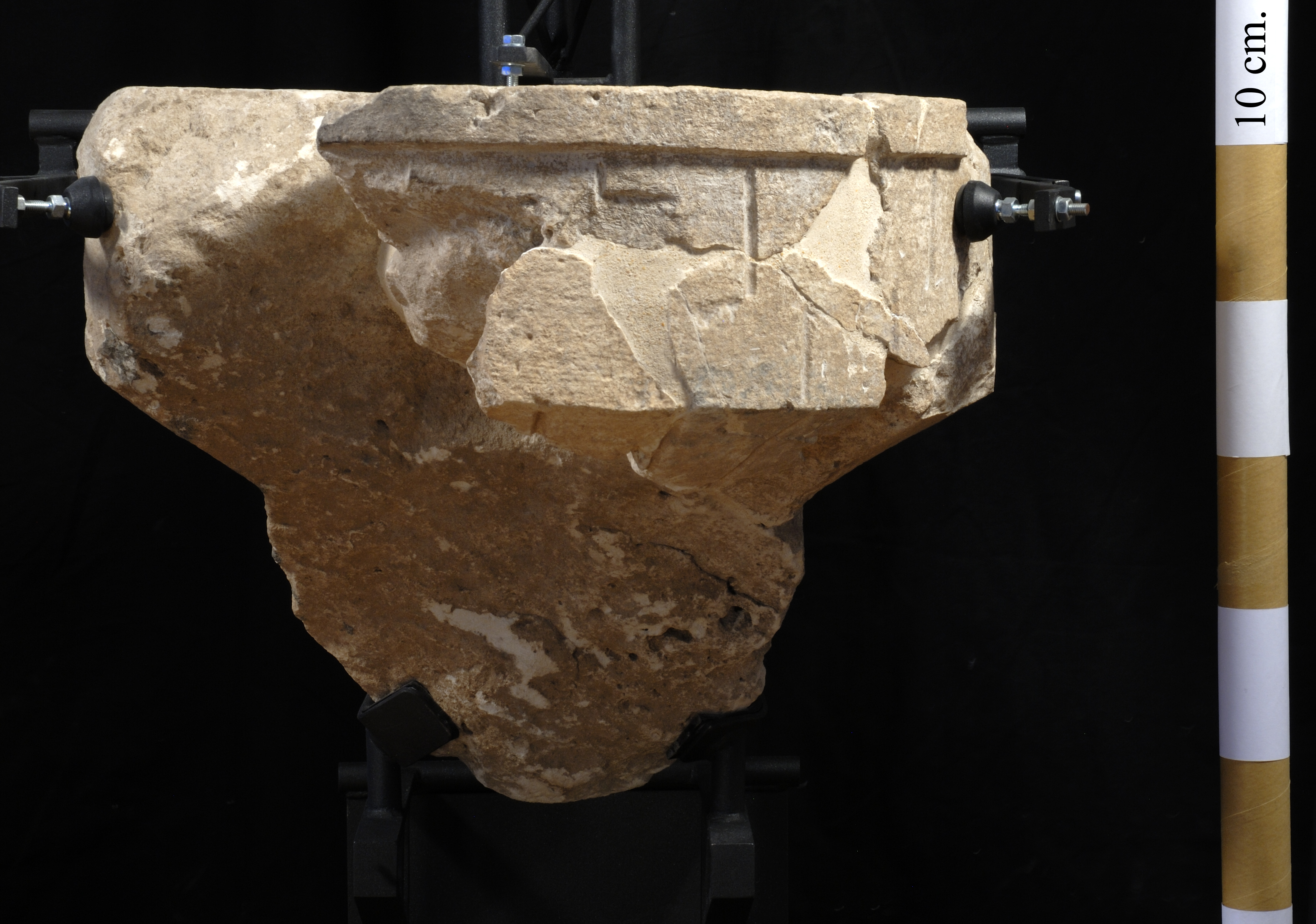 Scultura. modello di nuraghe monotorre