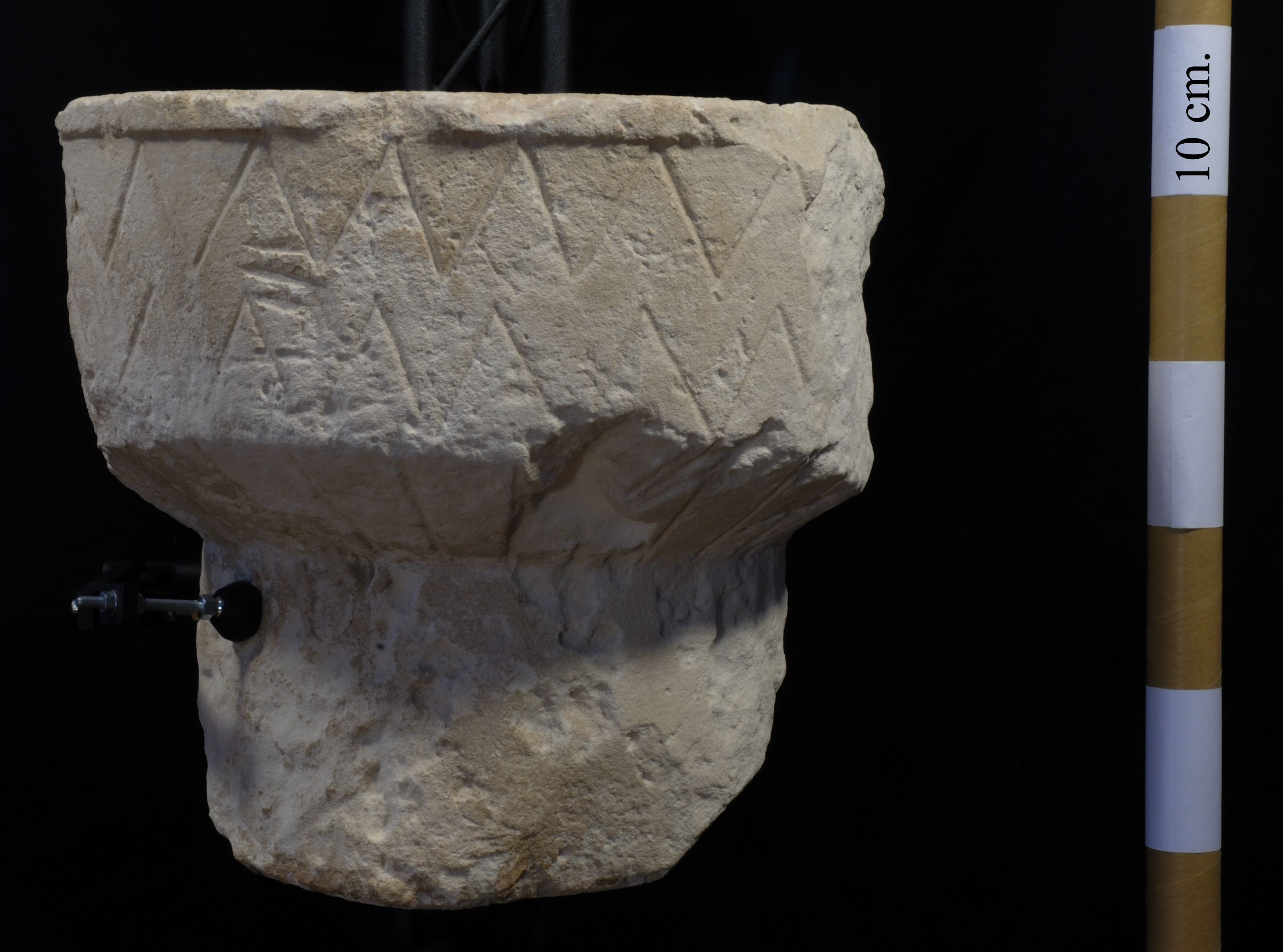 Scultura. modello di nuraghe monotorre