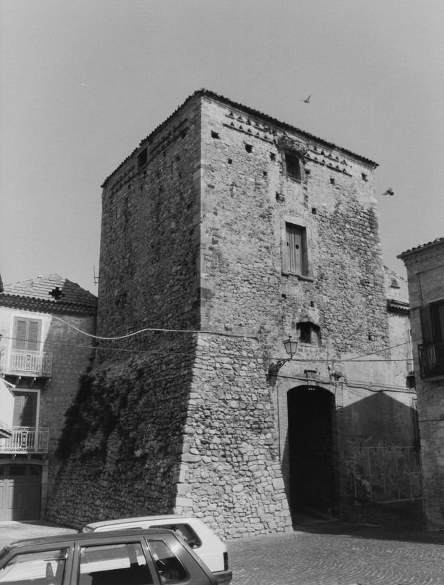 Palazzo Marchesale (porzione) (torre) - San Giuliano di Puglia (CB) 