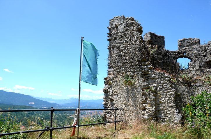 Castello-Recinto (castello, con torri angolari) - Pesche (IS) 