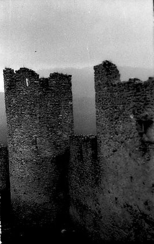 Castello-Recinto (castello, con torri angolari) - Pesche (IS) 