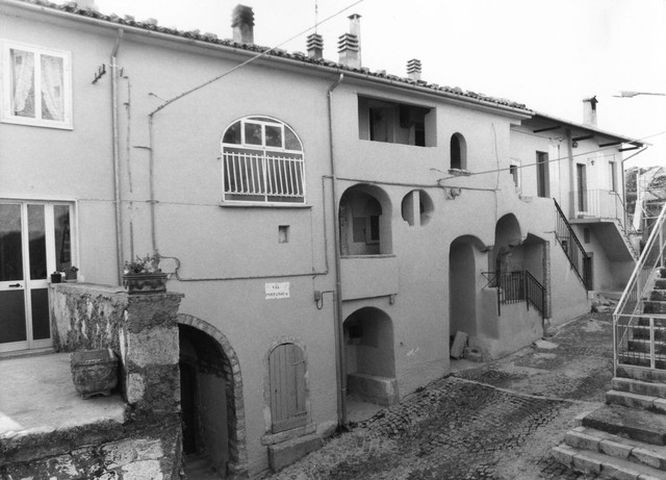 Case su cinta muraria-Porta Urbica (casa, in linea) - Montenero Val Cocchiara (IS) 