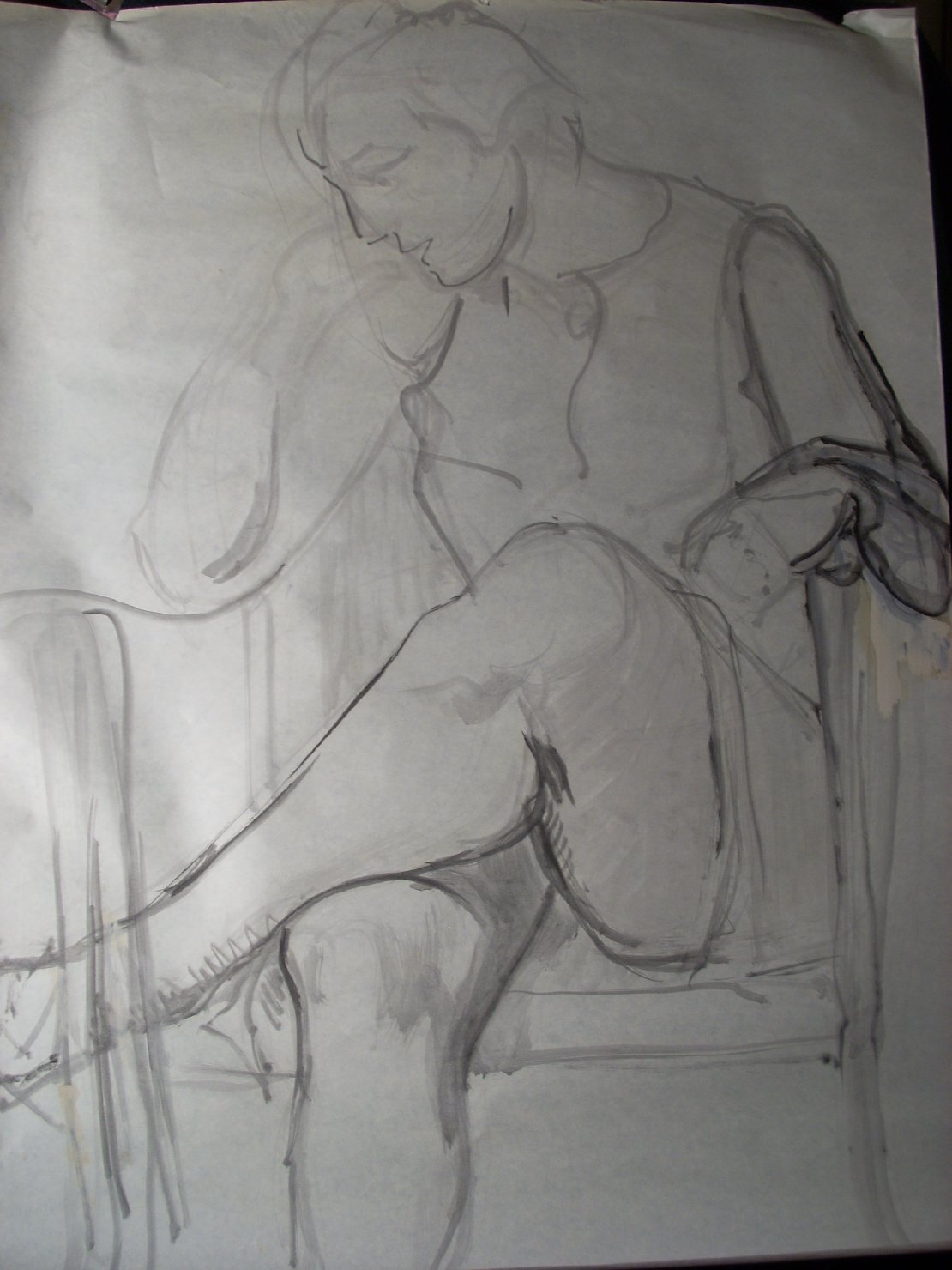 Schizzo in grigio 26, figura femminile seduta (disegno) di Ciamarra Elena (sec. XX)