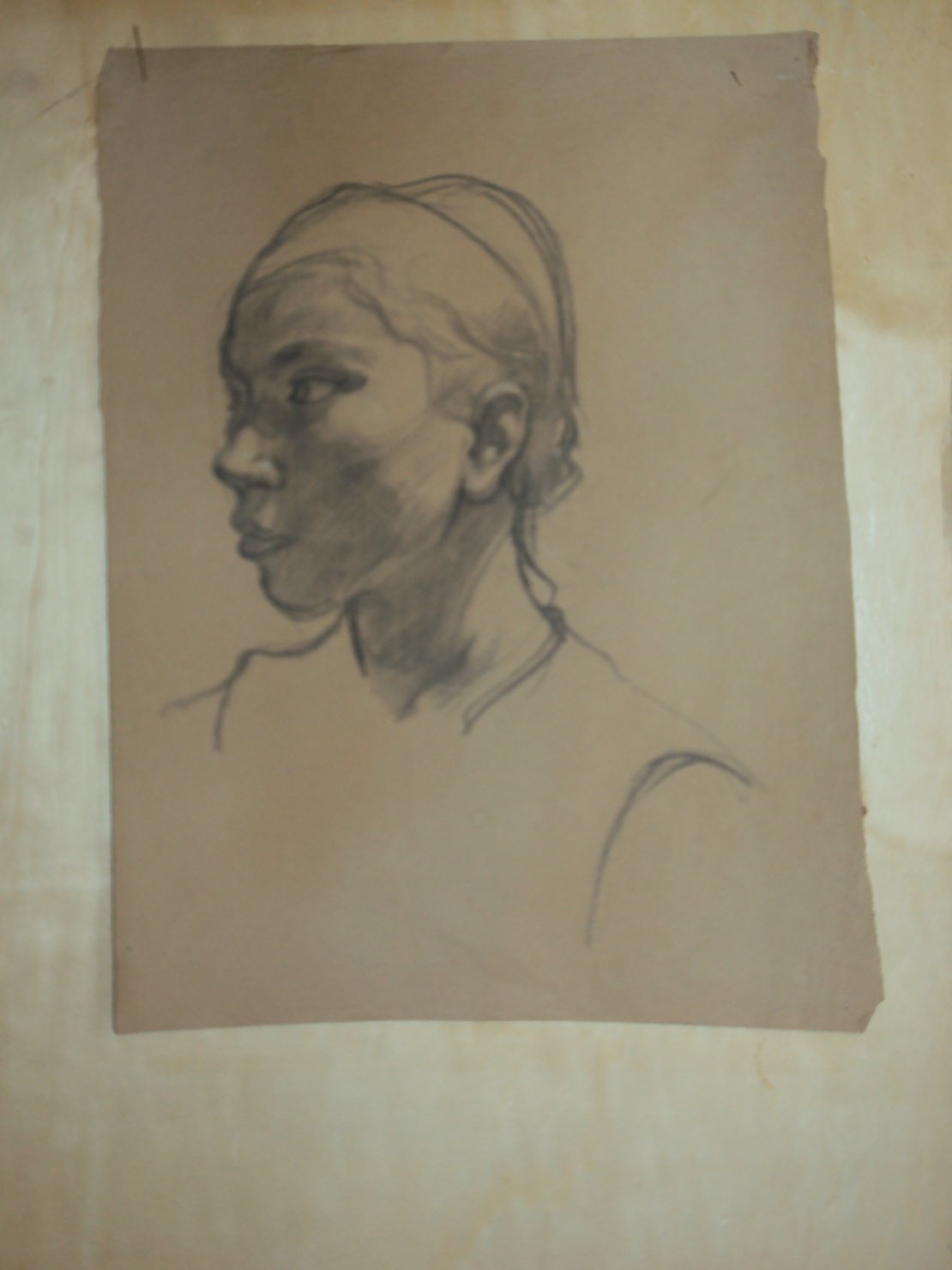 Tre quarti Assunta, figura femminile (disegno) di Ciamarra Elena (sec. XX)