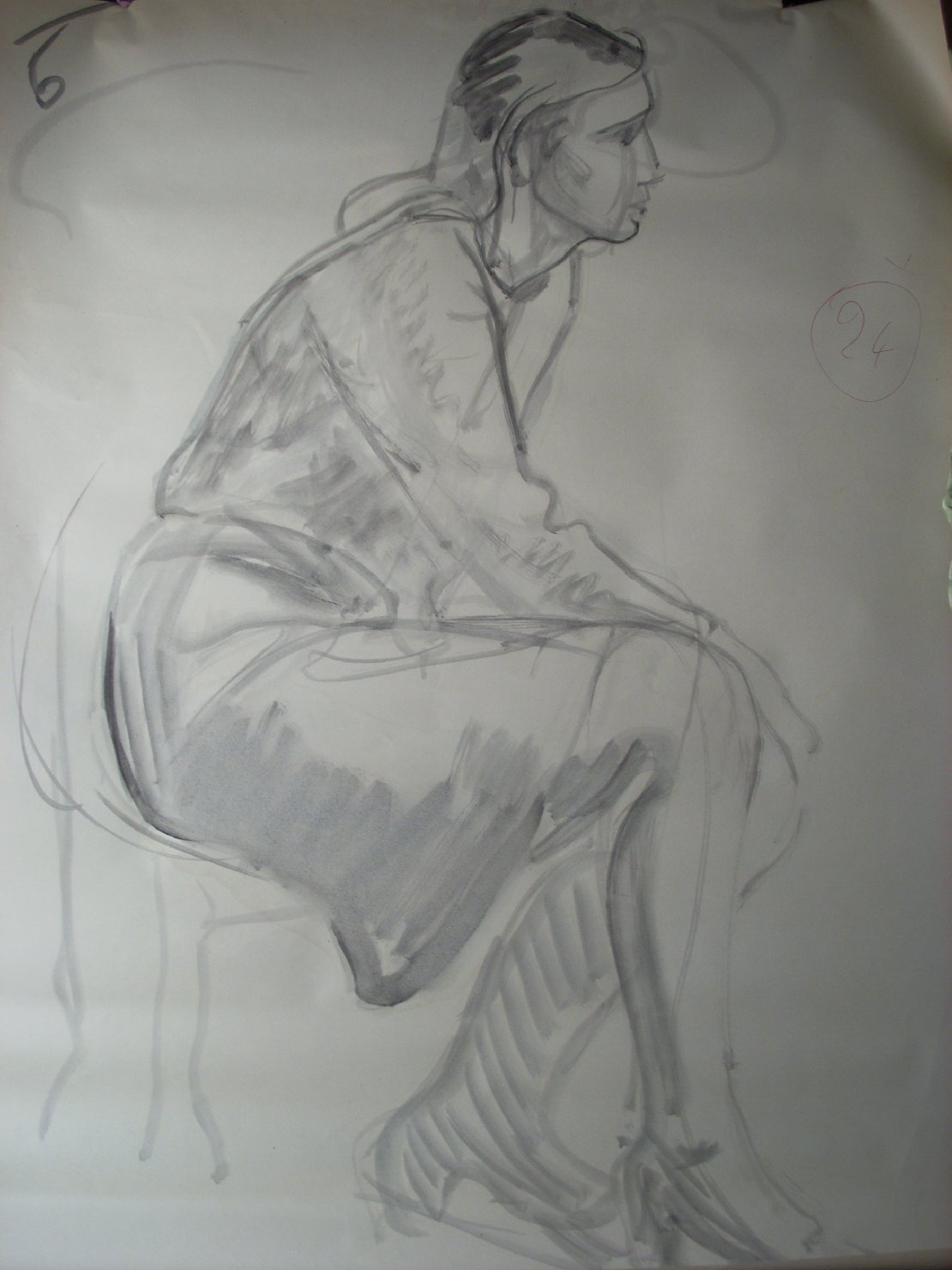 Schizzo in grigio 48, figura femminile seduta (disegno) di Ciamarra Elena (sec. XX)