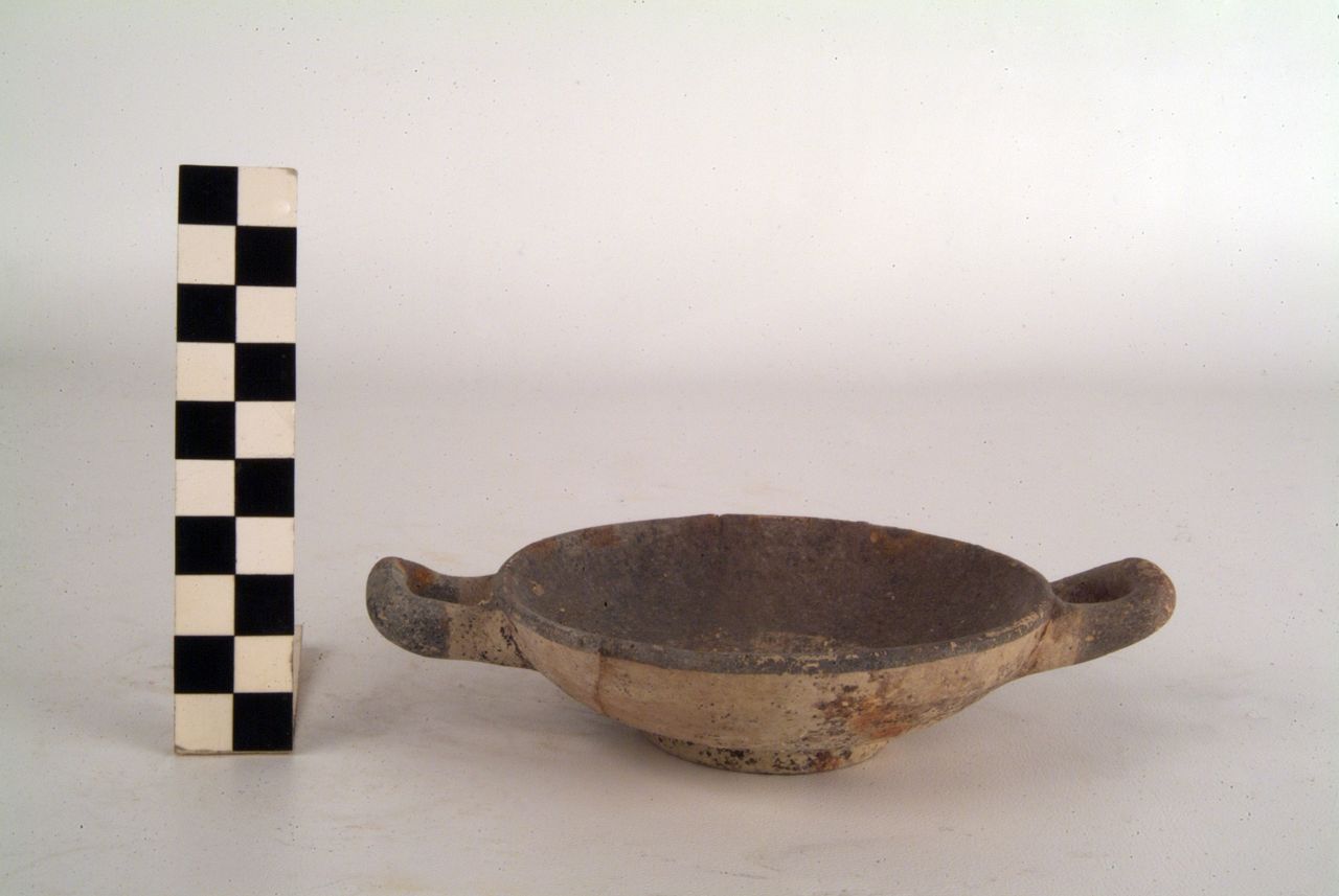 COPPETTA BIANSATA - produzione apula (prima metà sec. IV a.C)