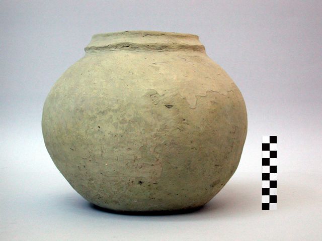 OLLA CON LABBRO A FASCIA RILEVATA - produzione daunia (secc. IV/ III a.C)