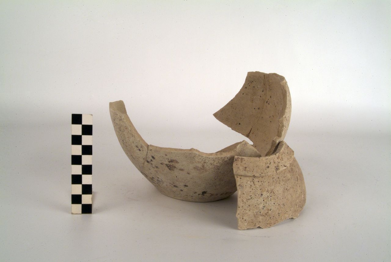 OLLA CON LABBRO A FASCIA RILEVATA - produzione daunia (sec. IV a.C)