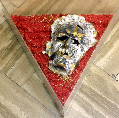 Maschera in un triangolo, maschera (scultura) di Traversa Anna Maria (sec. XX)