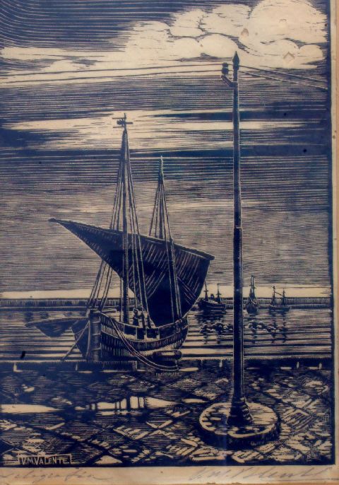 Il porto di Molfetta, porto con antica barca a vela (stampa) di Valente V.M (sec. XX)