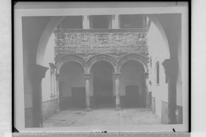 BITONTO (BA) - Palazzo Sylos Labini - Cortile (negativo) di Riproduzione Soprintendenza (XX)